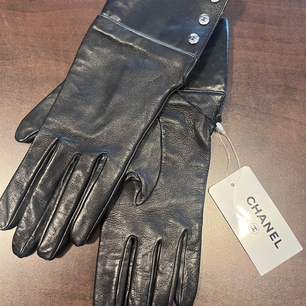 CHANEL Black Leather Buttoned Gloves